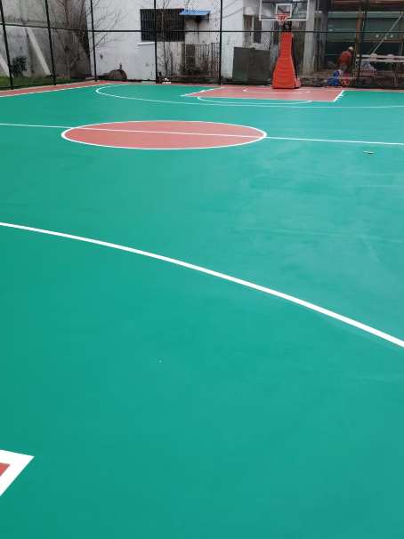 中原 球场长期使用易出现地面开裂